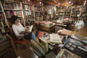 French teens embrace English-language reading trend   